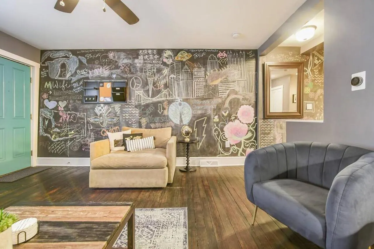Hostwise Stays - Chalk Art House - Chalkboard Wall, Private Parking, Patio Pittsburgh Casa vacanze
